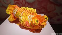 Lihat saja patung ikan berwarna oranye ini. Seperti potongan buah jeruk ya. Foto: Osamu Watanabe (Tia Agnes Astuti/detikHOT)