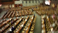 Berdasarkan daftar hadir, 363 dari 560 anggota Dewan tak hadir. Sebanyak 110 di antaranya meminta izin.