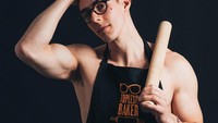 Nah, gimana nih kira-kira pose Adlard yang satu ini? Sambil memegang rolling pin ia memegang rambutnya dan menebar senyum manis. Kenapa baru sekarang aku sadar kamu tampan, komentar seorang netizen. Foto: Instagram toplessbaker