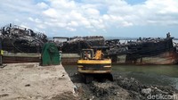 Di lokasi itu masih terlihat bangkai kapal yang gosong dilahap api.
