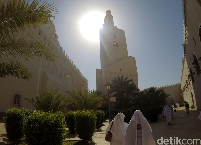 Masjid Bir Ali dibangun pada masa Rasulullah SAW. Setelah mengalami beberapa kali perombakan, masjid yang terletak di Dzulhulaifah itu menjadi lebih megah.