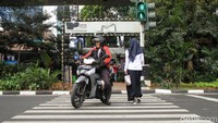 Seperti yang ada di Mal Ambasador Jalan Dr. Satrio, Jakarta. sejumlah pengendara masih saja menyerobot lampu merah pelican crossing.