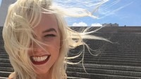 Dari foto ini terungkap Karlie doyan banget custard beku buatan Ted Drewes. Sampai-sampai ia bilang rumah adalah dimanapun ia berada bersama dessert favoritnya ini. Foto: Instagram karliekloss