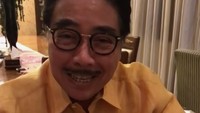 Sore-sore Hotma dibuatkan es merah delima oleh sang istri. Duh segar banget ya kelihatannya. Foto: instagram @mamitoko