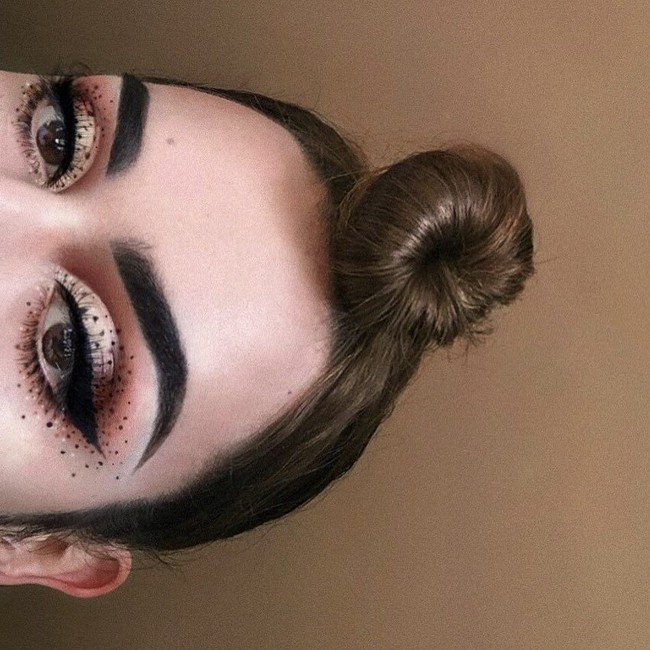 Lihat deh, makeup mata yang sangat cantik ini. Selebgram yang menamai dirinya Divina Purpurina ini punya kreativitas tinggi dalam dunia seni makeup.  Foto: dok. Instagram (@rafapupujol)