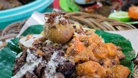 Waduh, nasi putihnya sampe nggak kelihatan nih karena banyaknya lauk di atasnya. Menggoda banget, sih!  Foto: Instagram migrationology 