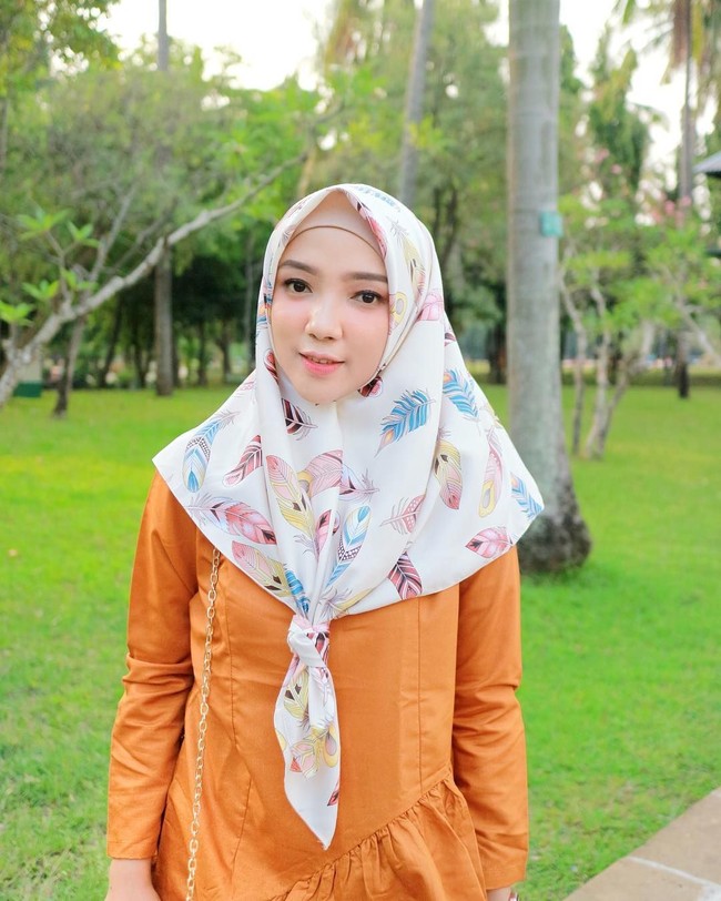 Ayu Indriati juga pernah tampil memakai hijab gaya ikan bawal yaitu mengikat hijab segi empat di bagian depan. Meski disebut ikan bawal tampilannya tetap cantik kan? Foto: Instagram/Ayu Indirati
