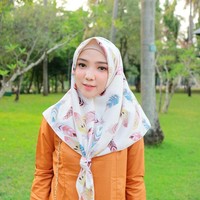 Ayu Indriati juga pernah tampil memakai hijab gaya ikan bawal yaitu mengikat hijab segi empat di bagian depan. Meski disebut ikan bawal tampilannya tetap cantik kan? Foto: Instagram/Ayu Indirati