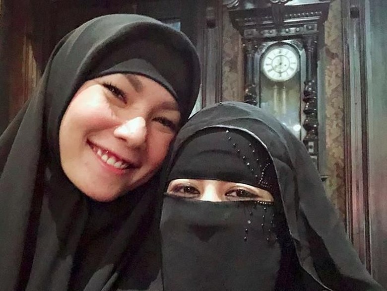 Makan Bareng Umi Pipik dan Mulan Jameela, Kalina Putuskan Berhijab? Makan Bareng Umi Pipik dan Mulan Jameela, Kalina Putuskan Berhijab?