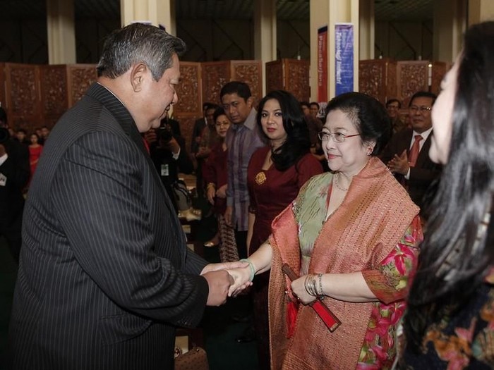 SBY dan Megawati penganugerahan doktor kehormatan pada Ketua MPR Taufiq Kiemas di Gedung MPR/DPR, Maret 2013