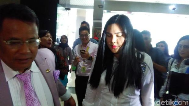 Hotman mendampingi Selvy melapor ke Dinkes DKI Jakarta