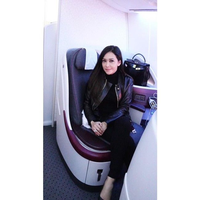 Maia berpose membawa salah satu tas Hermes langka yang dimilikinya. Tas Hermes tersebut harganya mencapai Rp 2 miliar. Tas Hermes Birkin Himalaya Niloticus Crocodile yang dimiliki Maia ini berharga mahal karena pembuatannya yang sulit. Foto: Dok. Instagram