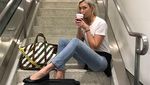 Lihat Gaya Seru Karlie Kloss Saat Ngopi dan Makan Es Krim Favoritnya