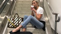 Saat travelling Karlie membekali dirinya dengan asupan kafein. Karena dirinya seorang model, pose ngopinya pun jadi kelihatan keren. Setuju nggak? Foto: Instagram karliekloss
