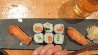 Jalan-jalan ke Jepang, Karlie sempatkan cicip sushi di Shibuya. Ia juga pamer kuku cantiknya yang dipoles di Korea Selatan. Foto: Instagram karliekloss