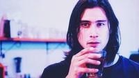 Namanya mungkin masih asing, tapi Daniel Adnan tengah mencuri perhatian karena penampilannya berlaga di film Bufallo Boys yang baru saja rilis. Aktor tampan ini ternyata penggemar berat kopi. Foto: Instagram @danieladnan