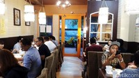 Interiornya didesain dengan gaya khas Indonesia, di mana dinding-dinding diberi hiasan asal Indonesia.