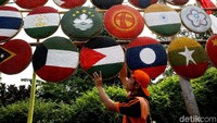 Begini penampakan bendera-bendera peserta Asian Games yang dipajang menggunakan wadah tampah di kawasan Ragunan, Jakarta, Kamis (26/7/2018).