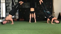 Begitu juga, ia tampak mahir melakukan gerakan handstand. Foto: Instagram/akinanism