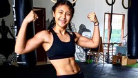 Ia menyempurnakan gaya hidup sehatnya dengan rutin berolahraga. Foto: Instagram/akinanism