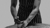Adlard kini sering berkeliling ke berbagai tempat untuk mengajarkan pembuatan kue secara langsung. Tentunya dengan gaya ikonik bercelemek hitam seperti ini. Foto: Instagram toplessbaker