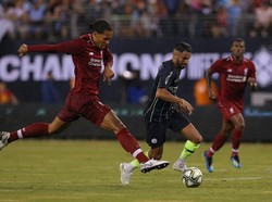 Virgil van Dijk berduel menghadapi Riyad Mahrez. Laga kontra City adalah yang kedua untuk Liverpool di turnamen ICC 2018 setelah kalah 1-3 dari Borussia Dortmund. (Brad Penner-USA TODAY Sports)