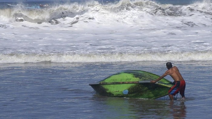 BMKG prediksi gelombang tinggi hantam wilayah pesisir Indonesia beberapa hari ke depan. Untuk antisipasi warga diharapkan hindari aktivitas di pantai dan laut.