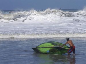 BMKG: Waspada Potensi Gelombang Sangat Tinggi di Samudra Hindia-Laut Natuna