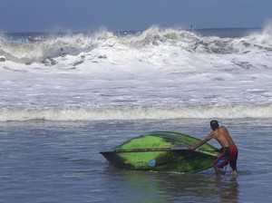BMKG: Waspada Potensi Gelombang Sangat Tinggi di Samudra Hindia-Laut Natuna
