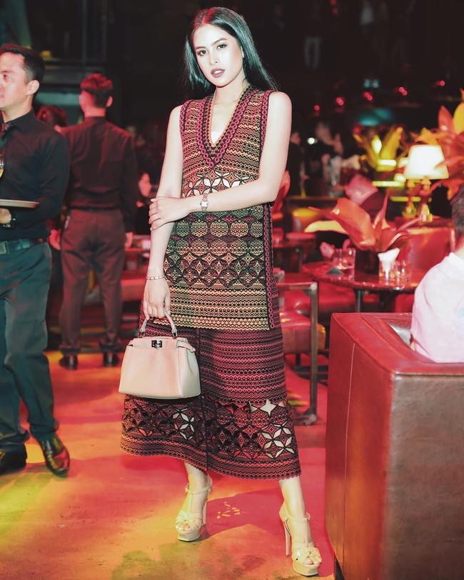 Bergaya dengan gaun Fendi yang sarat detail dan menarik atensi, Maudy memilih sepatu platform dan tas berwarna nude dengan desain simpel agar penampilannya lebih seimbang. Foto: Instagram