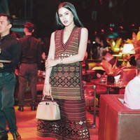 Bergaya dengan gaun Fendi yang sarat detail dan menarik atensi, Maudy memilih sepatu platform dan tas berwarna nude dengan desain simpel agar penampilannya lebih seimbang. Foto: Instagram