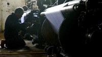 Namun kini, menurut Kepala Pabrik Tekstil Perintis Sahidin, pabrik ini hanya bisa bertahan dengan produksi kain setengah jadi 200 kodi saja setiap minggunya. Antara Foto/Adeng Bustomi.
