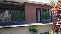 Rumah mewah dua kavling dan dua lantai tersebut disewa Inneke 120 juta setahun.