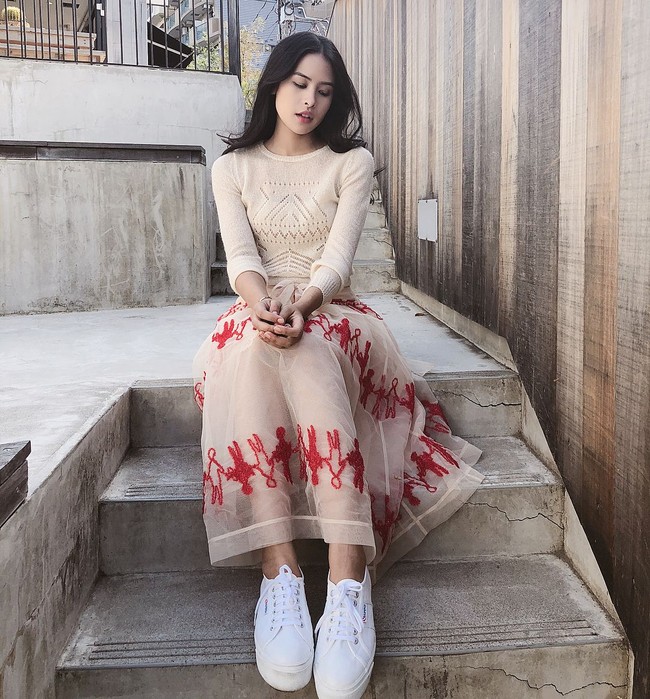 Maudy Ayunda juga dipuji seperti artis Hollywood sekelas Selena Gomez atau Zendaya. Gaya busana Ayunda yang tidak terlalu heboh mungkin dipengaruhi oleh latar belakangnya. Seperti hal nya Selena Gomez dan Zendaya, dia sudah berhadapan dengan kamera sejak kecil, kariernya dimulai saat usianya 11 tahun dengan membintangi drama keluarga Untuk Rena, tulis Janelle. Foto: Instagram/@maudyayunda