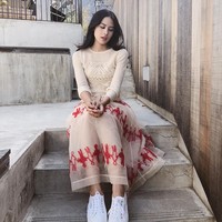 Maudy Ayunda juga dipuji seperti artis Hollywood sekelas Selena Gomez atau Zendaya. Gaya busana Ayunda yang tidak terlalu heboh mungkin dipengaruhi oleh latar belakangnya. Seperti hal nya Selena Gomez dan Zendaya, dia sudah berhadapan dengan kamera sejak kecil, kariernya dimulai saat usianya 11 tahun dengan membintangi drama keluarga Untuk Rena, tulis Janelle. Foto: Instagram/@maudyayunda