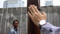 Jadi ketika kita mau menyeberang, terlebih dahulu memencet tombol tersebut.