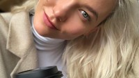 Satu lagi bukti kalau Karlie doyan ngopi. Saat selfie, ia terlihat habis membeli secangkir kopi. Foto: Instagram karliekloss