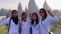 Foto ini bersama rekan-rekannya saat berkunjung ke Candi Prambanan di Yogyakarta. (jenaagrt/Instagram)
