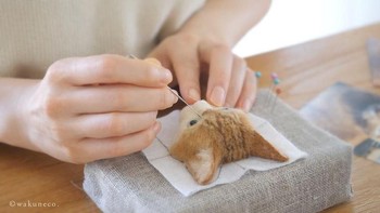 Dalam pengerjaannya, ia menggunakan teknik teknik teknik felting jarum. (Foto: Instagram/Wakuneco)