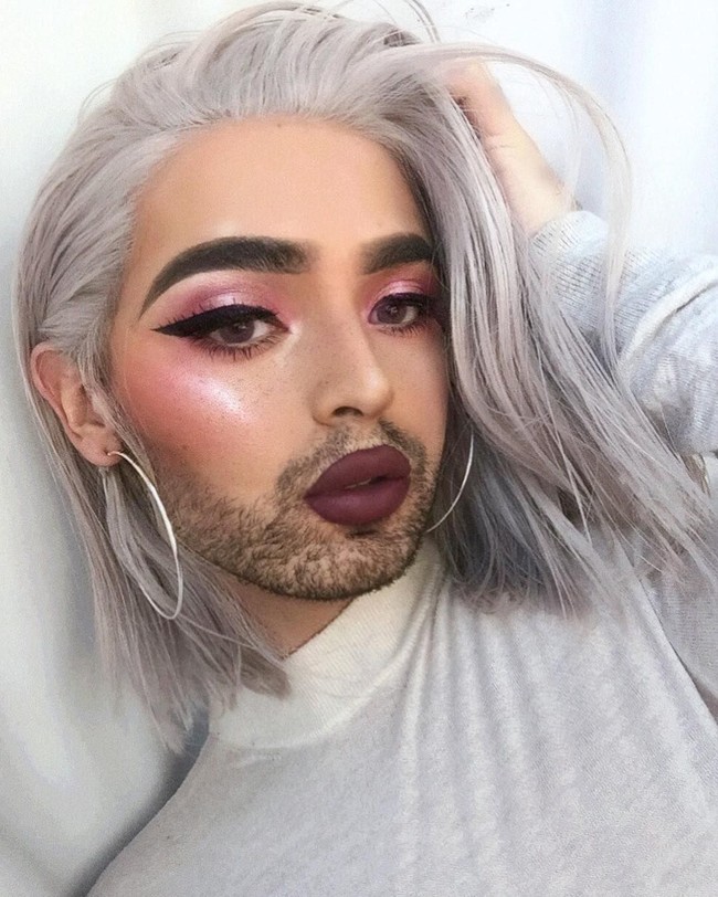 Makeup dan jenggot menjadi dua keunikan yang selalu dipamerkannya. Meski makeup cantik, Divina tetap ingin mempertahankan karakter aslinya dengan jenggotnya.  Foto: dok. Instagram (@rafapupujol)
