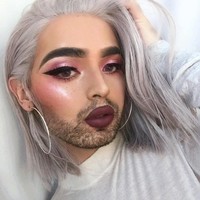 Makeup dan jenggot menjadi dua keunikan yang selalu dipamerkannya. Meski makeup cantik, Divina tetap ingin mempertahankan karakter aslinya dengan jenggotnya.  Foto: dok. Instagram (@rafapupujol)