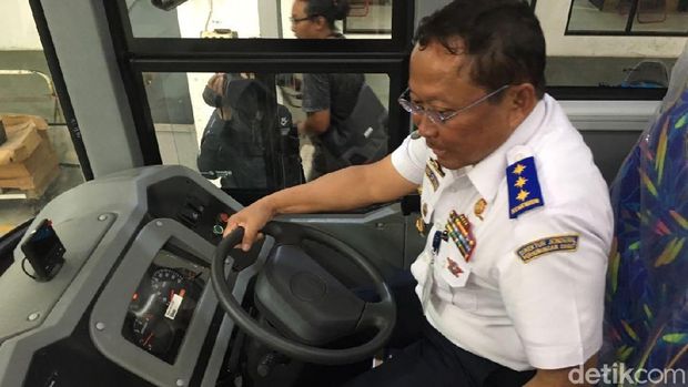 Dirjen Perhubungan Darat Budi Setyadi mencoba BRT