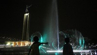 Air mancur ini beratraksi mengikuti alunan lagu serta permainan lampu.