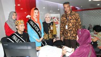 Corporate Secretary Bank DKI, Zulfarshah bersama Pemimpin Cabang Bank DKI balaikota, Dewi Sumampouw mendampingi sekaligus memberikan edukasi perbankan kepada finalis Abang None DKI Jakarta Tahun 2018 saat melakukan roleplay melayani nasabah di Bank DKI, Kamis (26/7). Foto: dok. Bank DKI