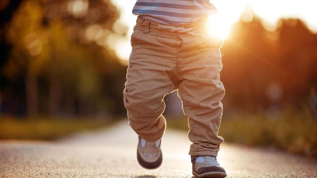 ilustrasi anak jalan ilustrasi anak jalan