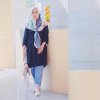 Meski bernama ikan bawal, gaya hijab ini tidak berarti buruk. Dengan penggunaan hijab yang rapi dan diniatkan untuk menutup aurat, gaya hijab ikan bawal justru membuat tampilanmu lebih sopan. Foto: Instagram/Siti Juwariyah