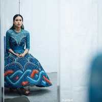 Penulis Vogue, Janelle Okwodu tak hanya memuji gaya sehari-harinya, namun juga busana Maudy saat berada di atas panggung. Ayunda tampil dengan busana ala putri dari desainer lokal seperti perancang couture Sebastian Gunawan, atau gaun runway dari Simone Rocha yang ia pakai saat promosi albumnya Oxygen di bulan Maret lalu. Foto: Instagram/@maudyayunda
