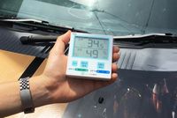 Cuaca Sangat Terik di Jepang, Pria Ini Masak di Kap Mobilnya