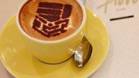 Ini secangkir cappuccino dengan bentuk lambang khusus yang unik jadi sajian hangat yang dinikmati oleh menteri termuda ini. Foto: Instagram @shamma