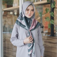 Selain tampak rapi, gaya hijab ikan bawal ini juga sangat mudah diaplikasikan. Cukup memakai hijab segi empat seperti biasa, lalu mengikat kedua helai hijab di bagian depan. Foto: Instagram